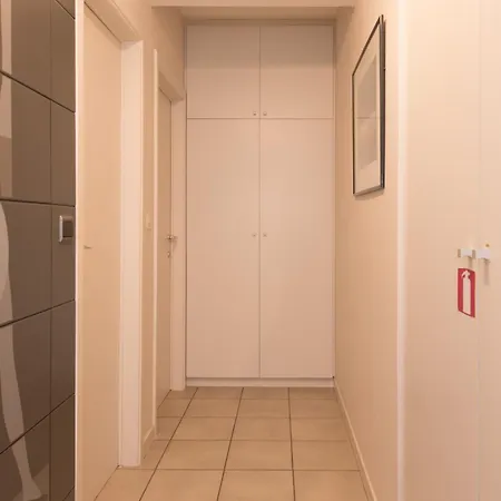 Lecomte - Family Escape At Sea 203