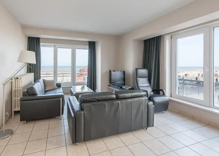 Lecomte - Family Escape At Sea 203 Ostend