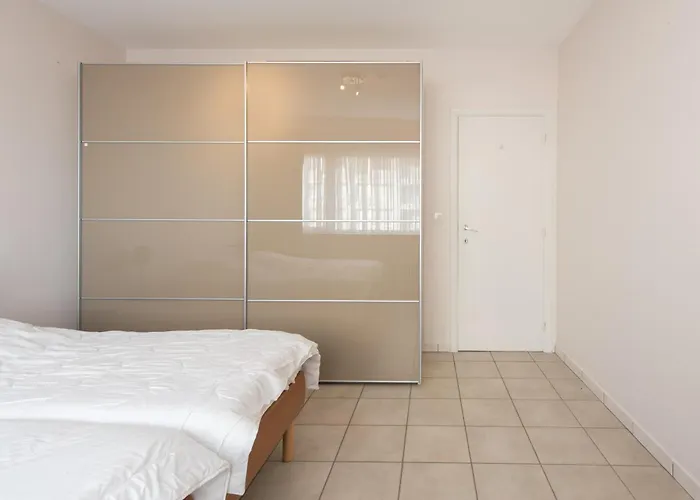 Lecomte - Family Escape At Sea 203 Ostend