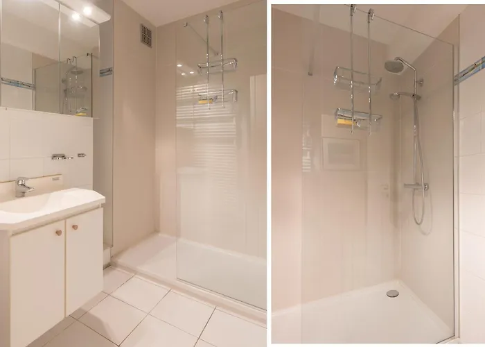 Lecomte - Family Escape At Sea 203