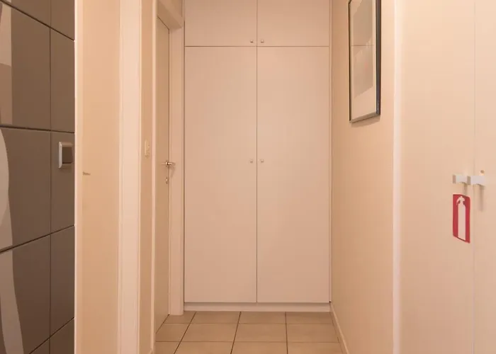 Lecomte - Family Escape At Sea 203