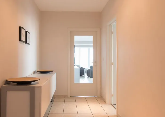 Daire Lecomte - Family Escape At Sea 203 Oostende